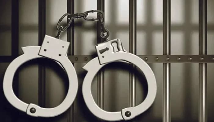 মাদকাসক্ত ছেলেকে পুলিশের হাতে তুলে দিল পিতা