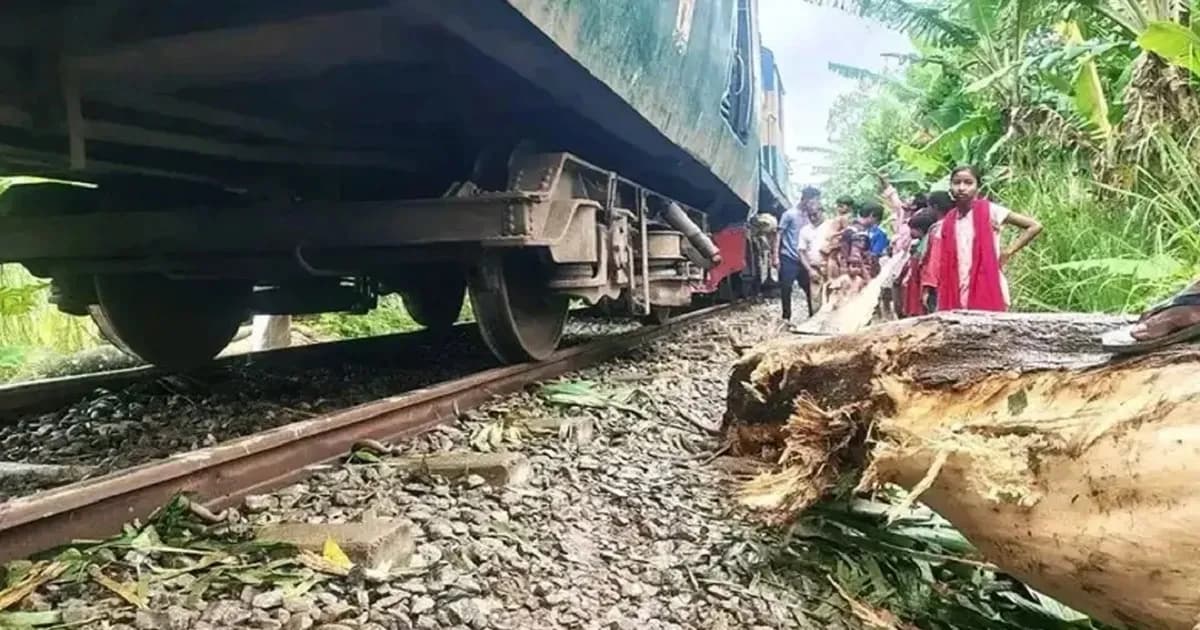 নীলফামারীতে ট্রেনের ইঞ্জিন লাইনচ্যুত, বন্ধ রেল চলাচল