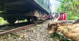 নীলফামারীতে ট্রেনের ইঞ্জিন লাইনচ্যুত, বন্ধ রেল চলাচল