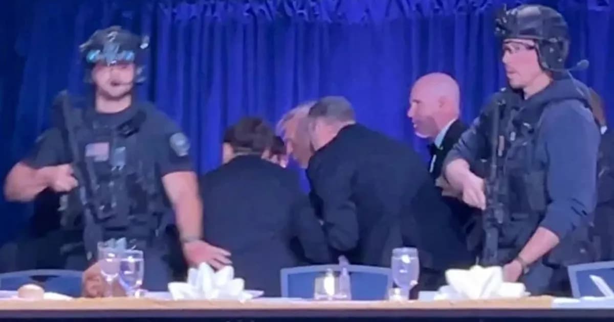 নৈশভোজে গুলির শব্দে আতঙ্ক, দ্রুত নিরাপদে সরানো হলো ট্রাম্পকে