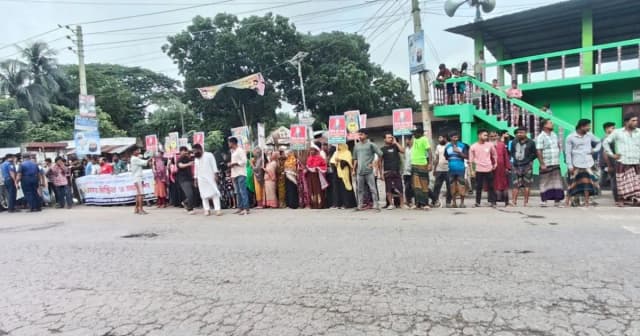 ভাঙ্গায় যান চলাচল স্বাভাবিক, রাস্তার পাশে আন্দোলনকারীদের অবস্থান