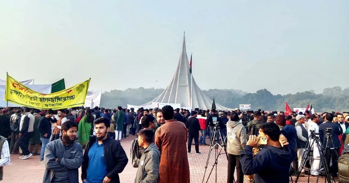 জাতীয় স্মৃতিসৌধে মানুষের ঢল, বীর শহীদদের প্রতি শ্রদ্ধা