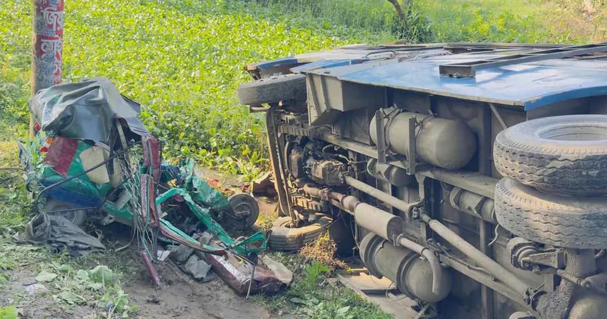বাসের ধাক্কায় একই পরিবারের ৩ জনসহ নিহত ৫