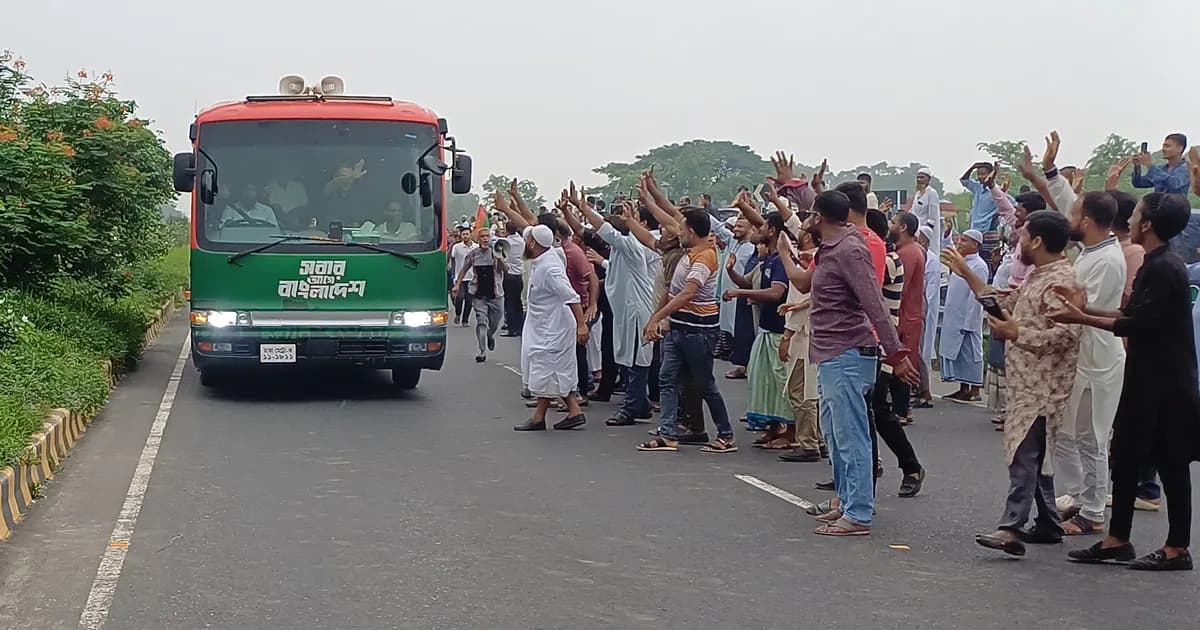বরিশালে প্রধানমন্ত্রী, একঝলক দেখতে মহাসড়কে নেতা-কর্মীদের ভিড়