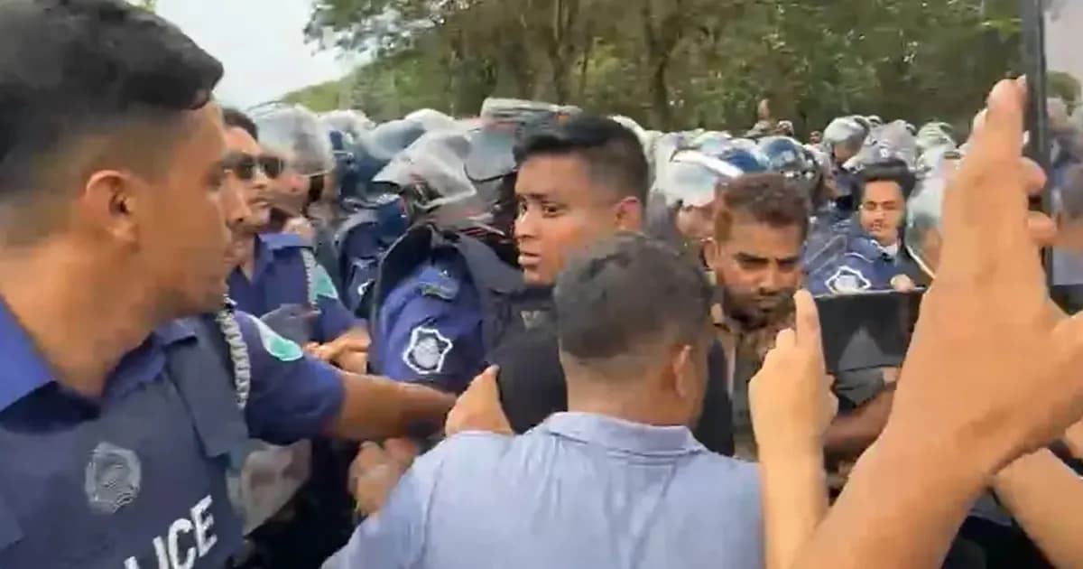 পুলিশের সঙ্গে হাসনাত-নাসীরুদ্দীনের ধাক্কাধাক্কি