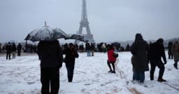 ইউরোপে ব্যাপক তুষারপাতে ৬ মৃত্যু, শত শত ফ্লাইট বাতিল