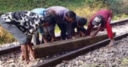 রেললাইনের ওপর স্লিপার ফেলে দুর্বৃত্তদের ট্রেন দুর্ঘটনার চেষ্টা