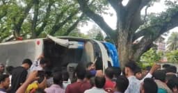 চুয়াডাঙ্গায় বাস উল্টে নারী-শিশুসহ আহত অন্তত ১৯ জন