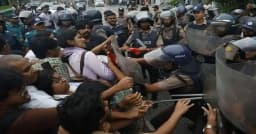 ডিপি ওয়ার্ল্ডের সঙ্গে চুক্তির প্রতিবাদে বিক্ষোভ, পুলিশের লাঠিপেটা