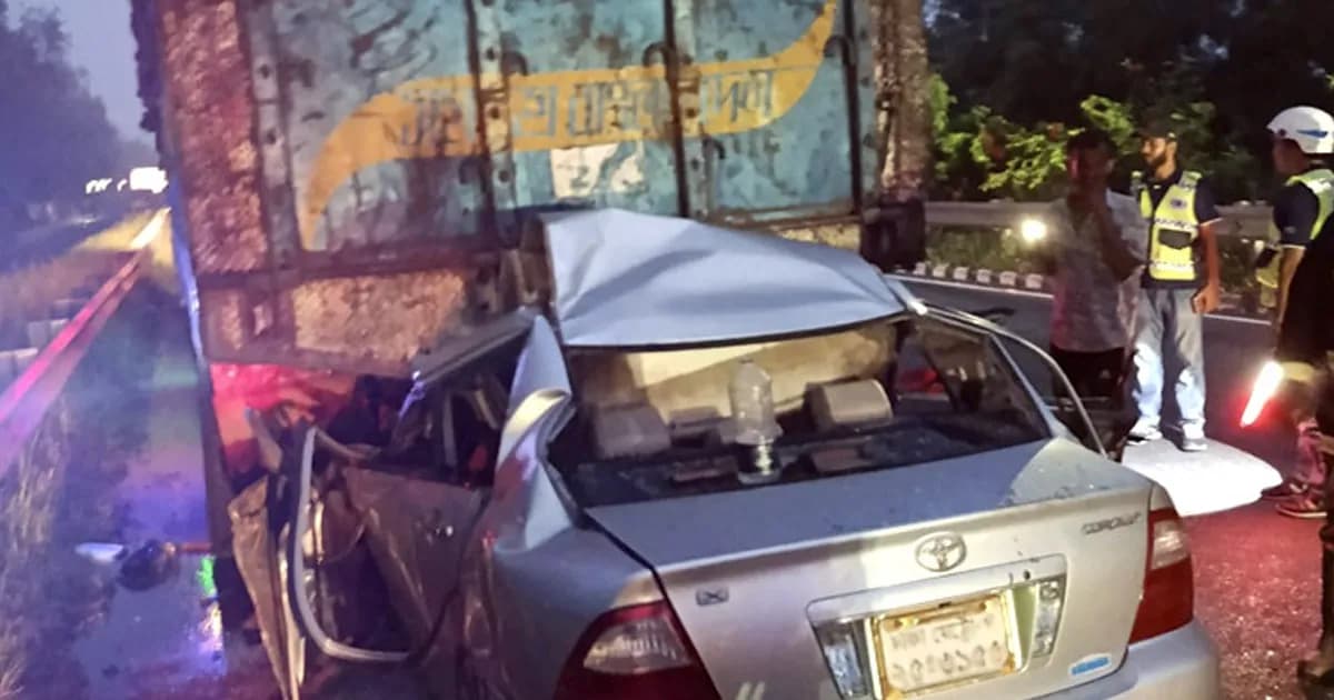 সিলিন্ডার ভর্তি ট্রাকের পেছনে প্রাইভেটকারের ধাক্কা, নিহত ৫