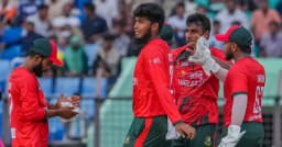 পাওয়ার প্লেতে তিন উইকেট হারাল অস্ট্রেলিয়া
