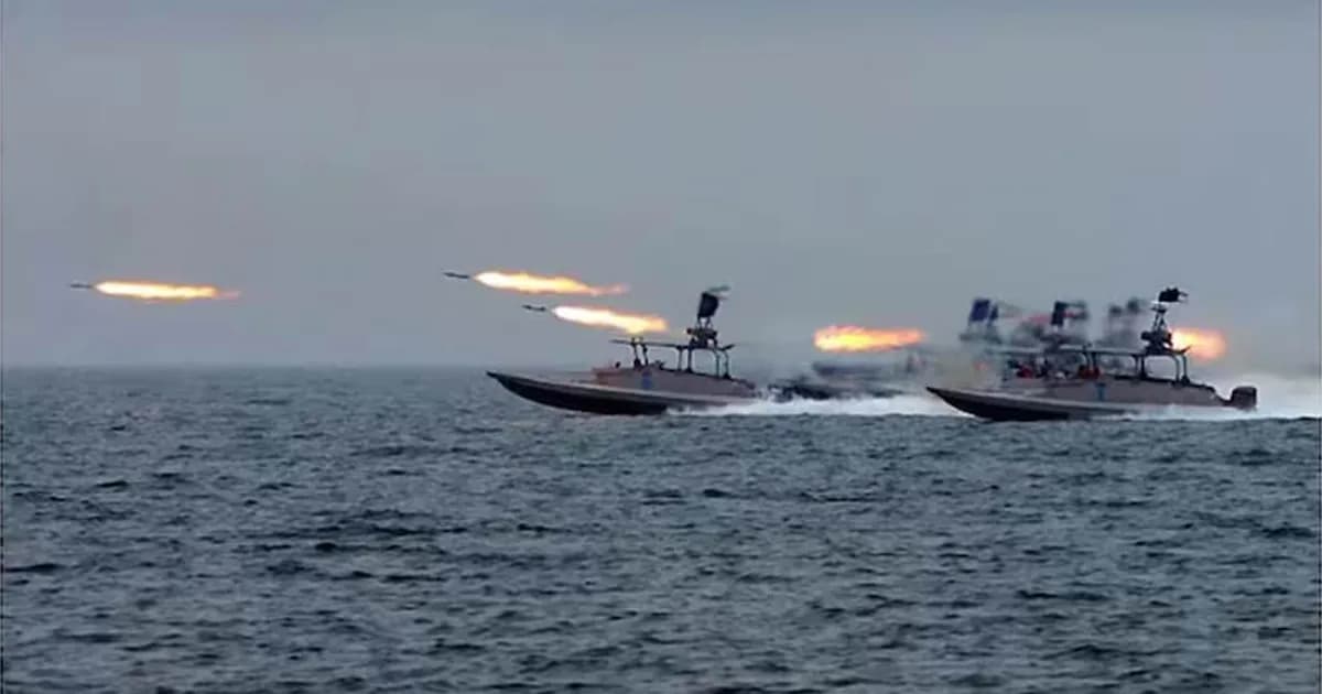 সংঘাতে নতুন মোড়, মার্কিন জাহাজ লক্ষ্য করে ইরানের হামলা