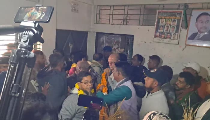 নড়াইলে নিষিদ্ধ আওয়ামী লীগের ৩০ নেতা-কর্মী বিএনপিতে যোগদান