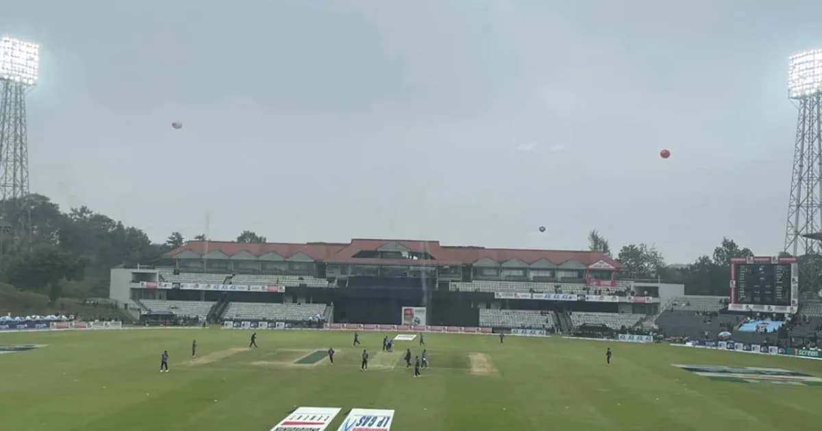 সূর্যের দেখা নেই, ফ্লাডলাইটের আলোয় শুরু হলো চট্টগ্রাম-রংপুর ম্যাচ