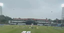 সূর্যের দেখা নেই, ফ্লাডলাইটের আলোয় শুরু হলো চট্টগ্রাম-রংপুর ম্যাচ