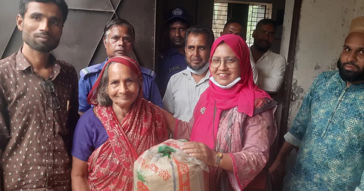 অসহায় মানুষের সহায়তায় এগিয়ে এলেন ইউপি প্রশাসক রওশন জাহান