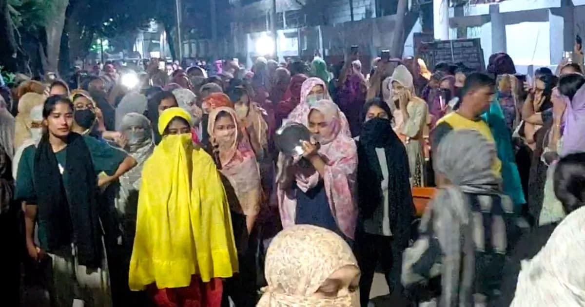 ছাত্ররাজনীতি নিষিদ্ধের দাবিতে উত্তাল ইডেন কলেজ