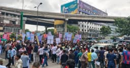 বৈধতার দাবিতে বনানীতে স্লিপার বাস মালিকদের সড়ক অবরোধ