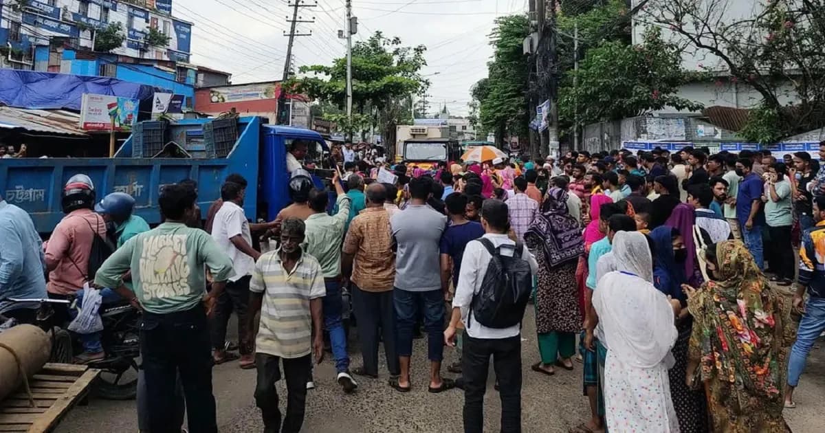 বকেয়া বেতন নয়, কারখানা বিক্রির আশঙ্কায় সড়কে শ্রমিকরা