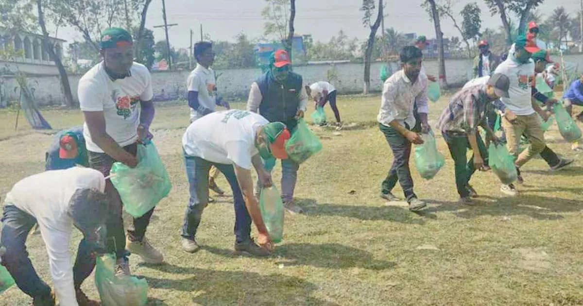 জামায়াতের জনসভার বর্জ্য পরিষ্কার করলেন বিএনপি নেতাকর্মীরা