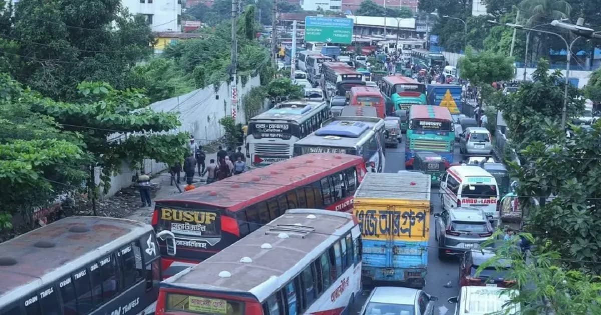 মহাখালীতে অবরোধ তুলে নিলেন শ্রমিকরা, যান চলাচল শুরু
