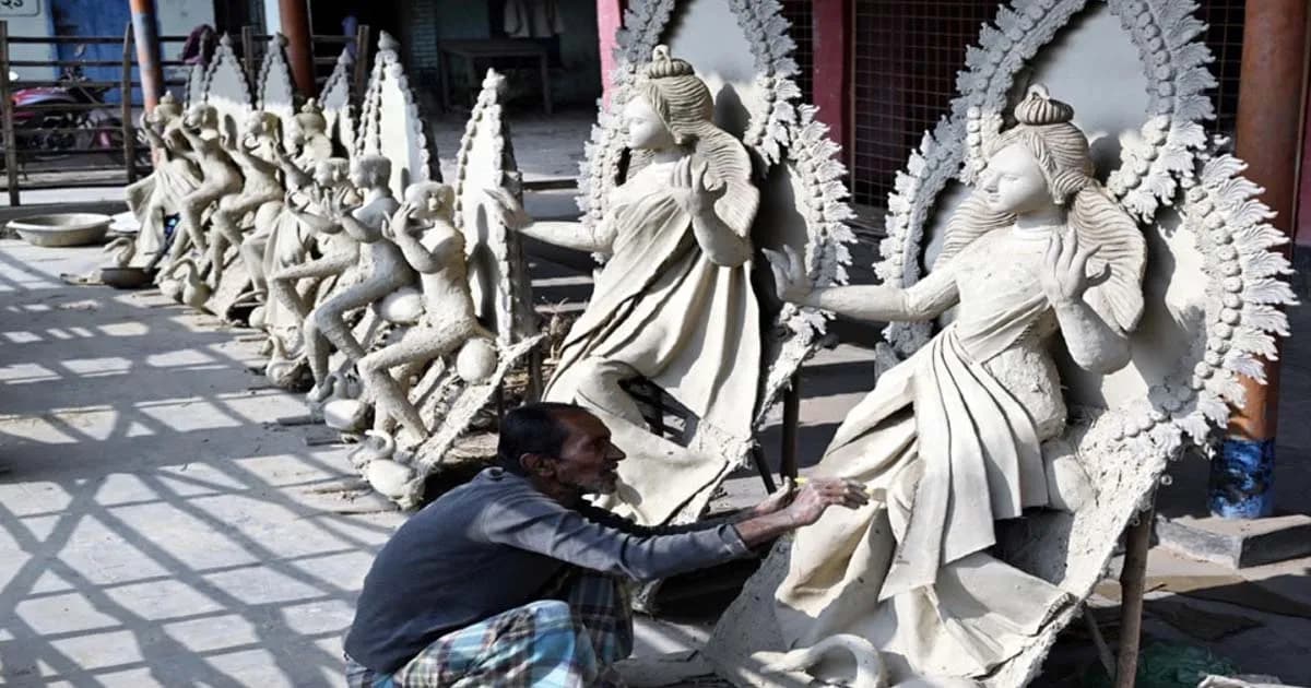 সরস্বতী পূজাকে ঘিরে খোকসায় ব্যস্ত প্রতিমা শিল্পীরা