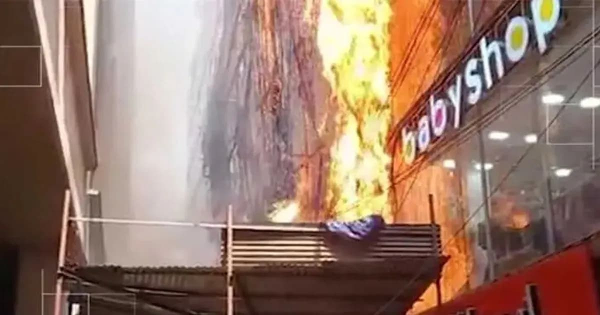 মিরপুরে মেট্রো স্টেশনের পাশে নির্মাণাধীন ভবনে ভয়াবহ আগুন