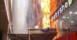 মিরপুরে মেট্রো স্টেশনের পাশে নির্মাণাধীন ভবনে ভয়াবহ আগুন