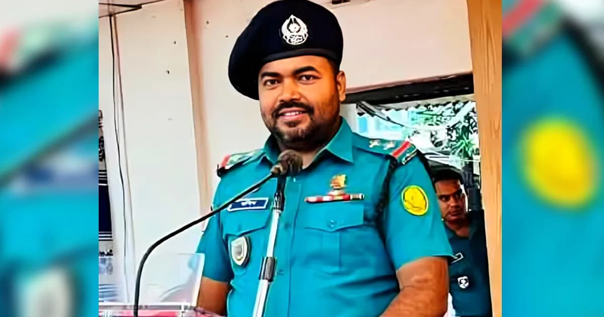 সার্জেন্ট মুহিবের পুলিশের পোশাকে পরিবহন বাণিজ্য!