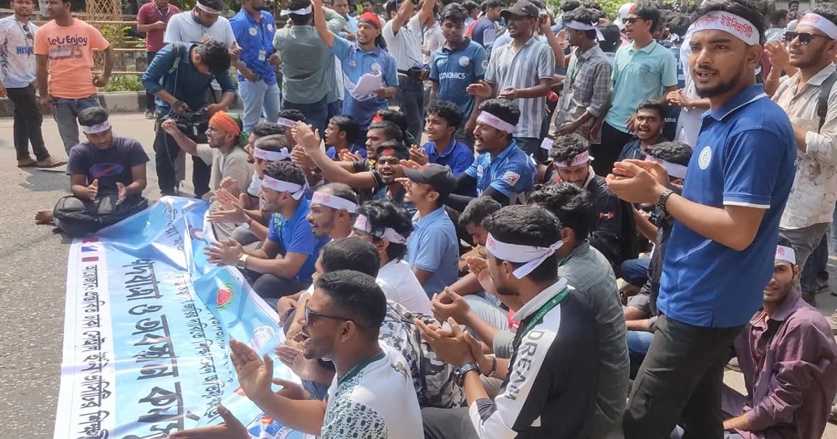 শিক্ষা ভবনের সামনে সাত কলেজের শিক্ষার্থীদের বিক্ষোভ