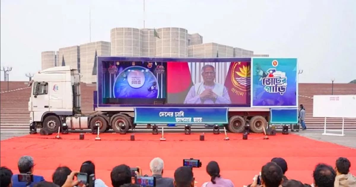 যাত্রা শুরু করল ভোটের গাড়ি ‘সুপার ক‍্যারাভান’