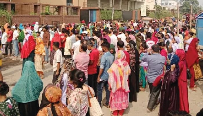 টঙ্গী ও শ্রীপুরে পদদলিত হয়ে শতাধিক শ্রমিক আহত