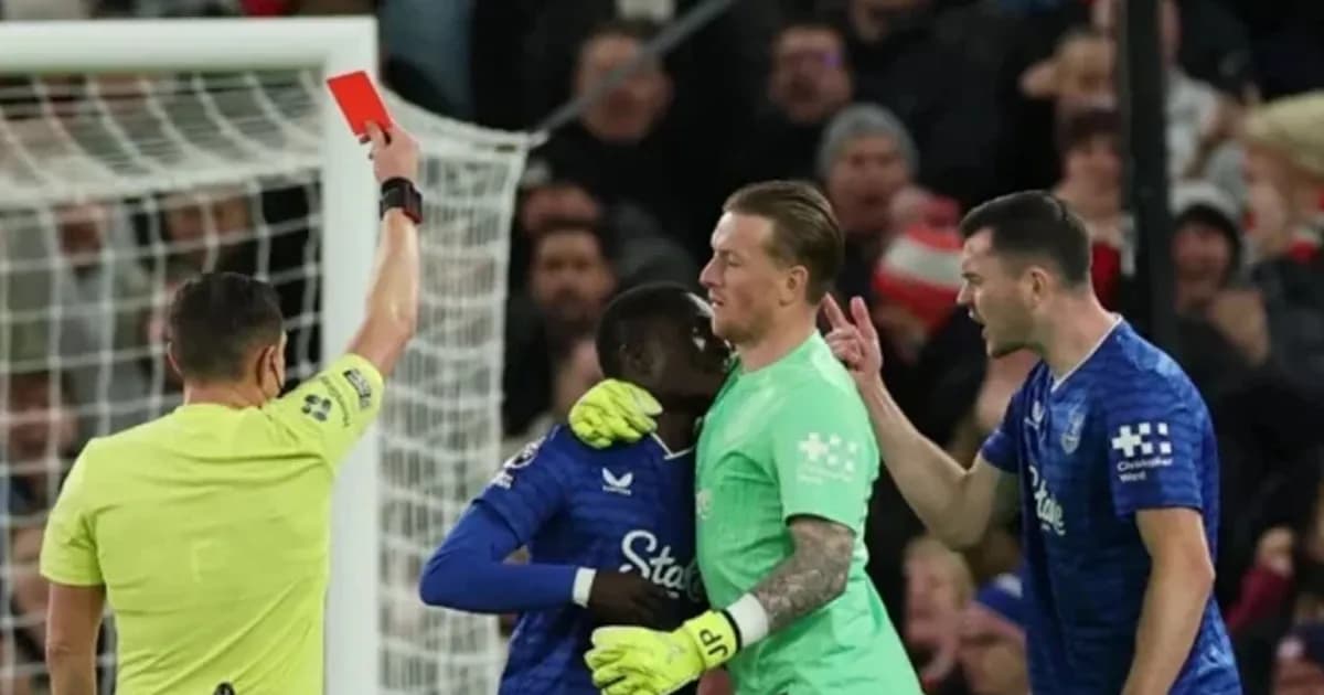 মেজাজ হারিয়ে সতীর্থকে চড় মেরে লাল কার্ড!