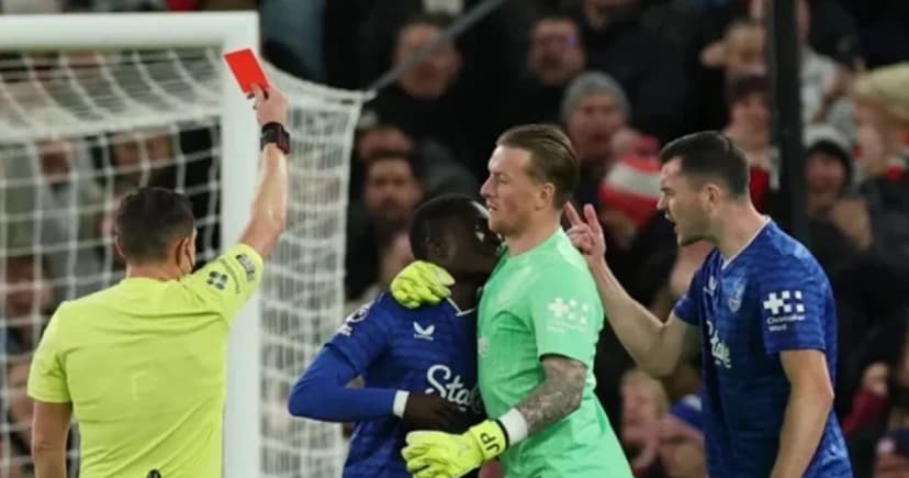 মেজাজ হারিয়ে সতীর্থকে চড় মেরে লাল কার্ড!