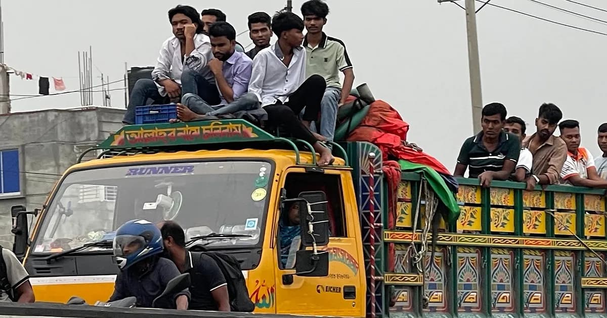 দুর্ঘটনার ভয় উপেক্ষা করেই ট্রাক-পিকআপে বাড়ির পথে মানুষ