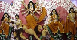 নজর কাড়ছে ৪০ কেজি মিলেটের দানায় তৈরি দুর্গাপ্রতিমা