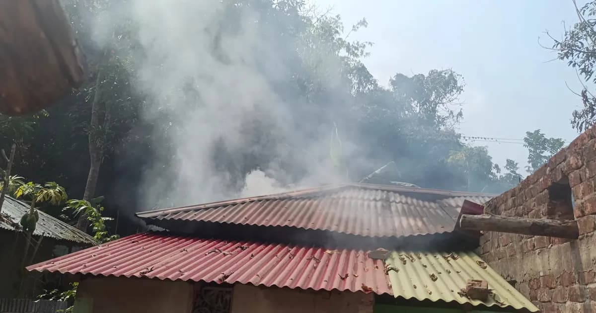 দীঘিনালা-য় পারিবারিক কলহে বাবার ঘরে আগুন, ছেলে পলাতক