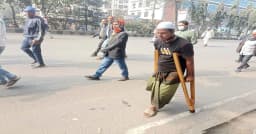 ভাঙা পা নিয়েই স্ক্র্যাচে ভর দিয়ে সাভার থেকে জানাজায় তরিকুল