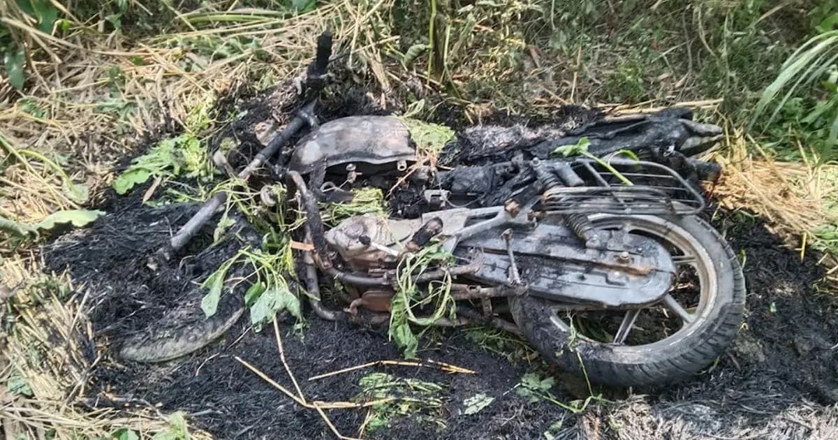 ভোটকেন্দ্রের পাশে মোটরসাইকেল আগুন, ছড়ালো আতঙ্ক