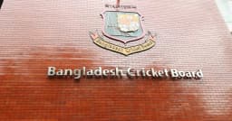 মোস্তাফিজের বিষয় ঘিরে রাতে জরুরি বৈঠক ডেকেছে বিসিবি