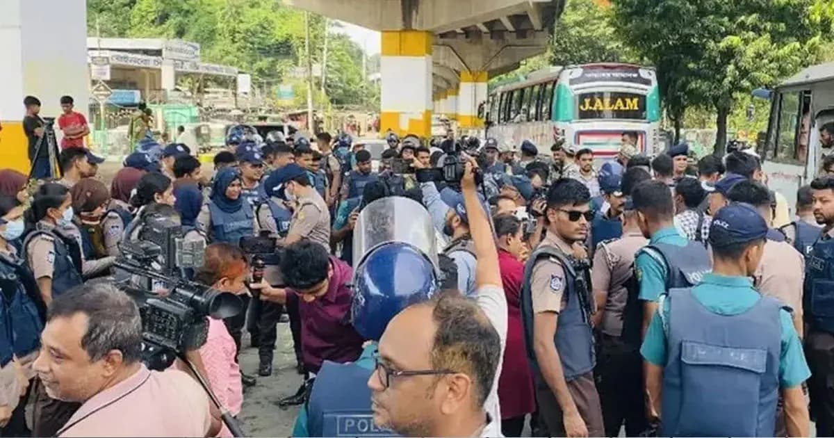 চট্টগ্রামে গ্রাফিতি আঁকতে গিয়ে শিক্ষার্থীদের সঙ্গে পুলিশের ধস্তাধস্তি