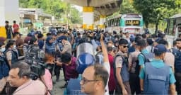চট্টগ্রামে গ্রাফিতি আঁকতে গিয়ে শিক্ষার্থীদের সঙ্গে পুলিশের ধস্তাধস্তি