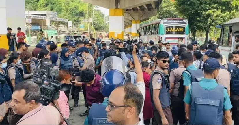 চট্টগ্রামে গ্রাফিতি আঁকতে গিয়ে শিক্ষার্থীদের সঙ্গে পুলিশের ধস্তাধস্তি