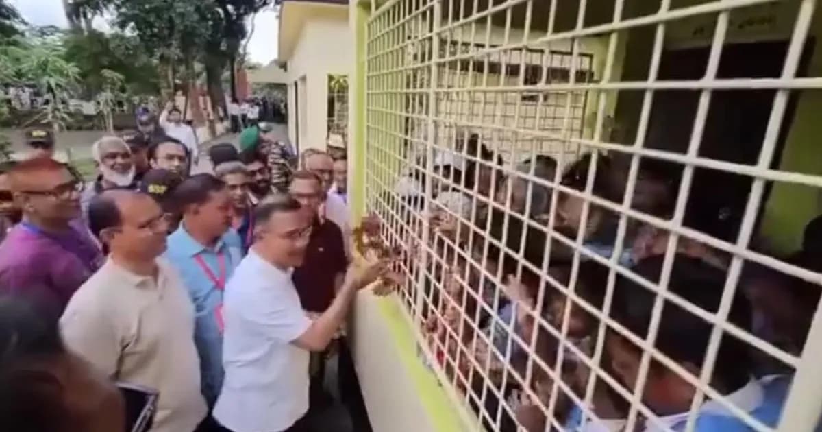 শিশু শিক্ষার্থীদের ডাকে বিদ্যালয়ে ছুটে গেলেন প্রধানমন্ত্রী