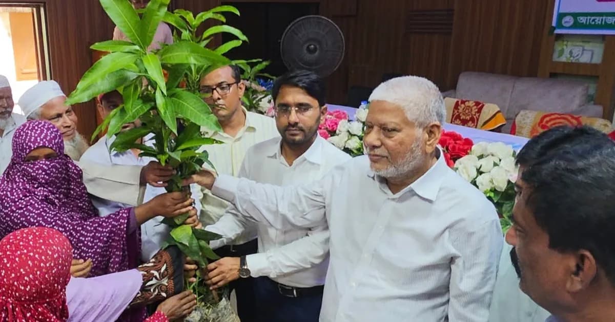 ধামরাইয়ে কৃষকদের মাঝে সার, বীজ ও চারা বিতরণ