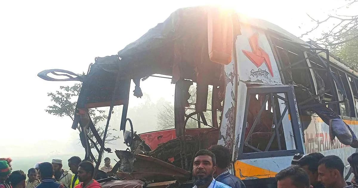 পাবনায় ২ বাসের মুখোমুখি সংঘর্ষে নিহত ২, আহত ১০