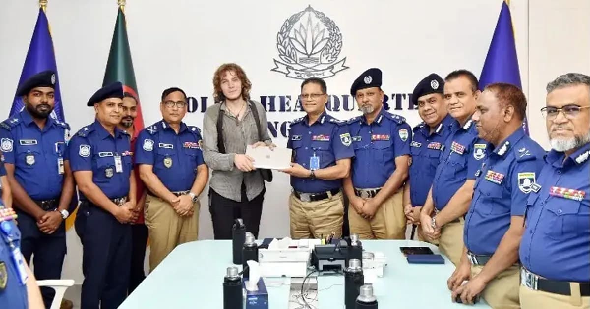 জার্মান পর্যটকের চুরি হওয়া ল্যাপটপ উদ্ধার, ফিরিয়ে দিল পুলিশ