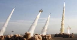 যুদ্ধ শুরুর পর ইসরায়েলে ৪০০ ব্যালিস্টিক ক্ষেপণাস্ত্র ছুড়েছে ইরান