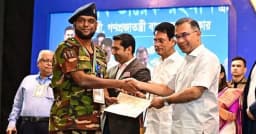 প্রধানমন্ত্রীর হাত থেকে ‘গুণী শিক্ষক’ সম্মাননা পেলেন কর্নেল ড. আব্দুর রহিম