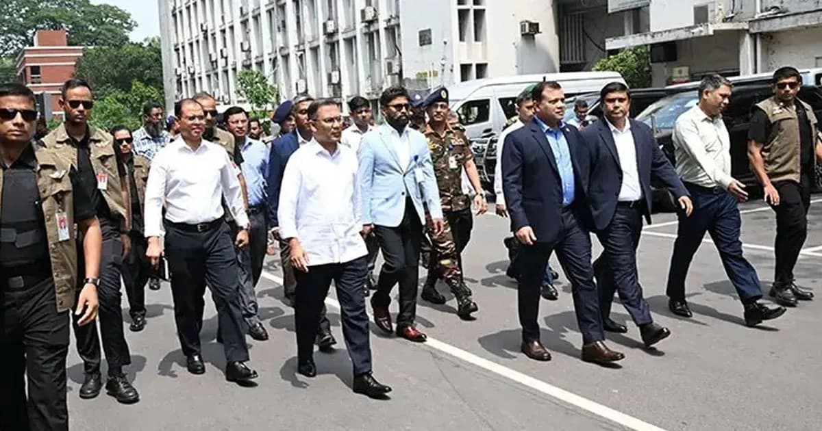 সচিবালয় থেকে পায়ে হেঁটে ডিসি সম্মেলনে গেলেন প্রধানমন্ত্রী